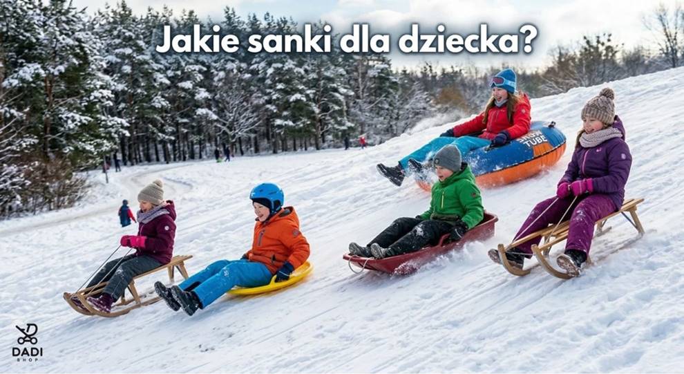Dzieci zjeżdżają z ośnieżonej górki na drewnianych sankach, plastikowych ślizgach i dmuchanym kole.